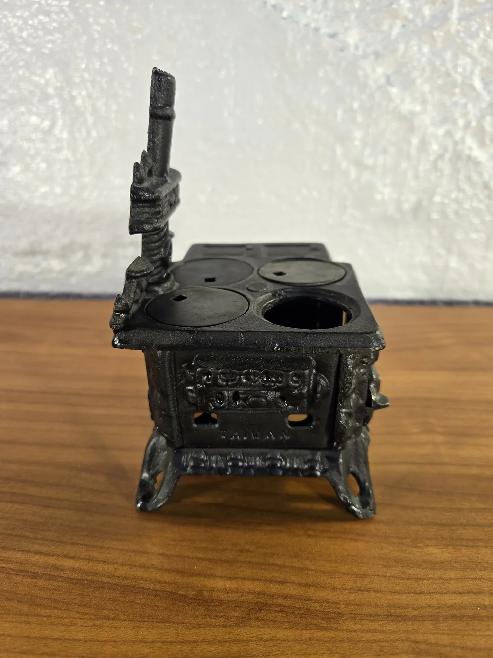 Vintage QUEEN Cast Iron Stove Mini Salesman Sample Toy w/ Pot Pan Bucket Tools